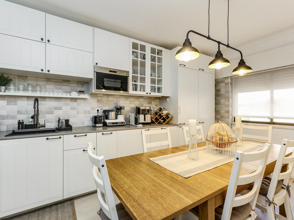 Apartamento T3 Renovado com Vista Panorâmica no Cacém, Sintra, Lisboa - Image 2