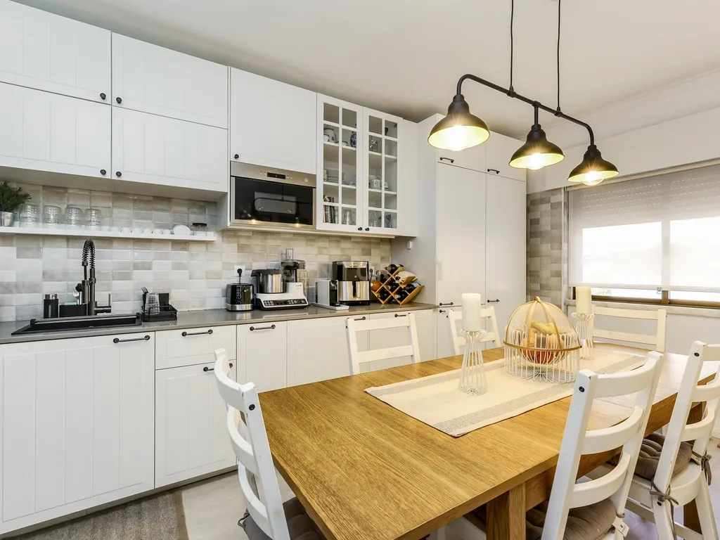 Apartamento T3 Renovado com Vista Panorâmica no Cacém, Sintra, Lisboa - Image 2