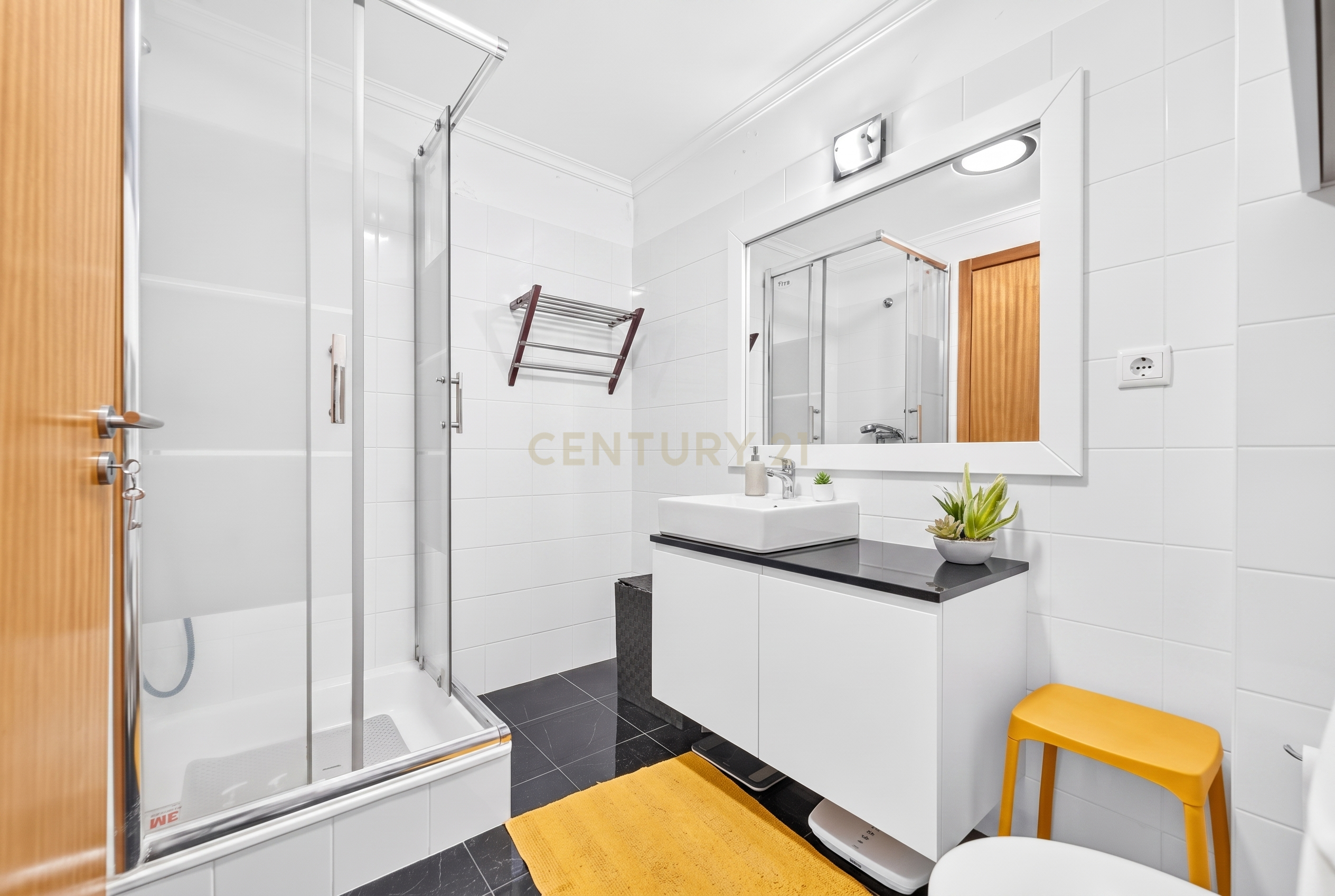 Fotografia 12 de Apartamento T1 com Boas Áreas em Santo António, Funchal