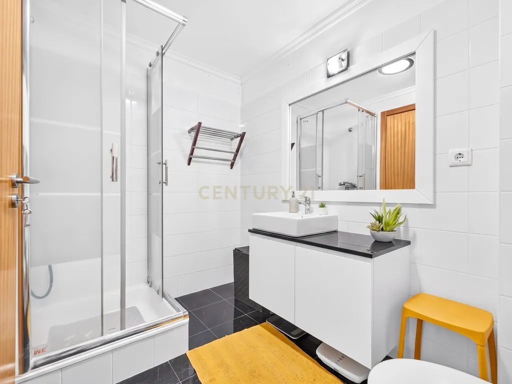 Apartamento T1 com Boas Áreas em Santo António, Funchal - Image 12