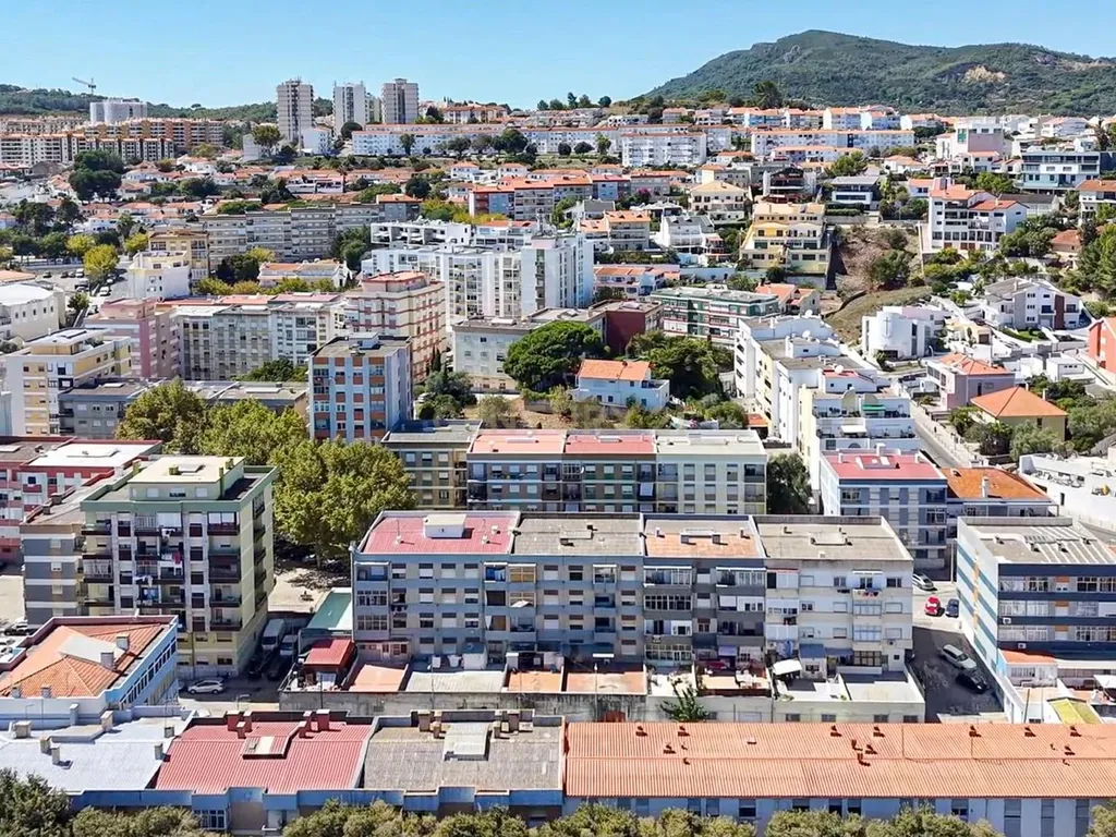 Apartamento Renovado com Vista Mar em Setúbal - Image 29