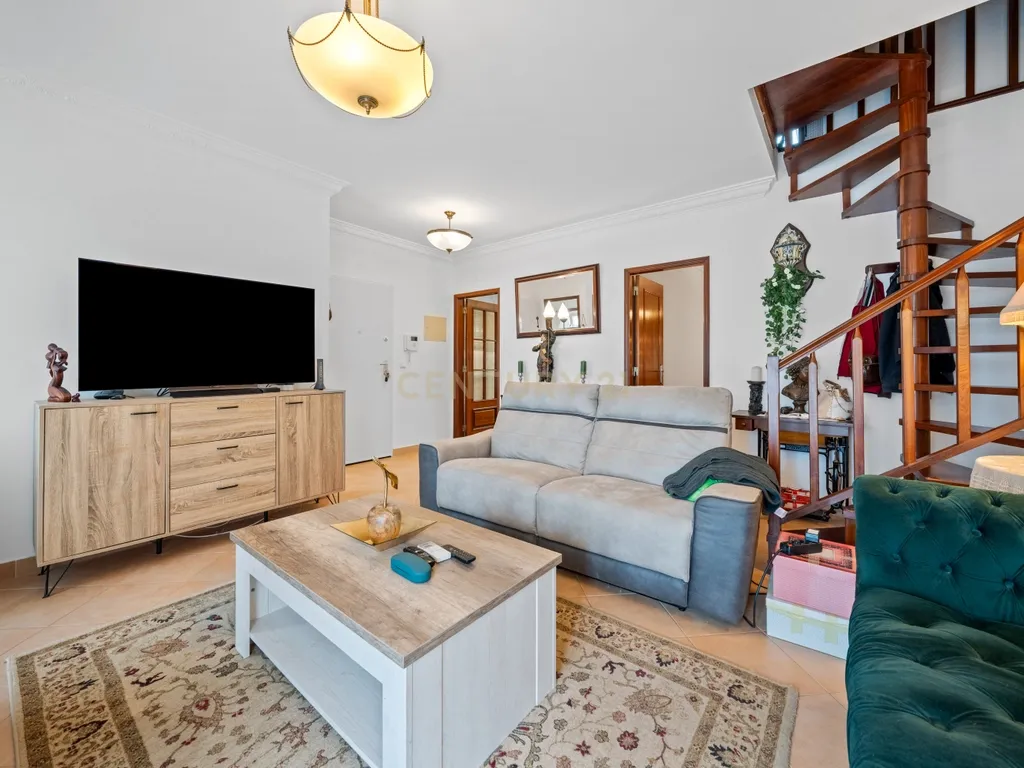 Apartamento T3 Duplex com Terraço, Varanda e Parqueamento no Montijo - Image 3