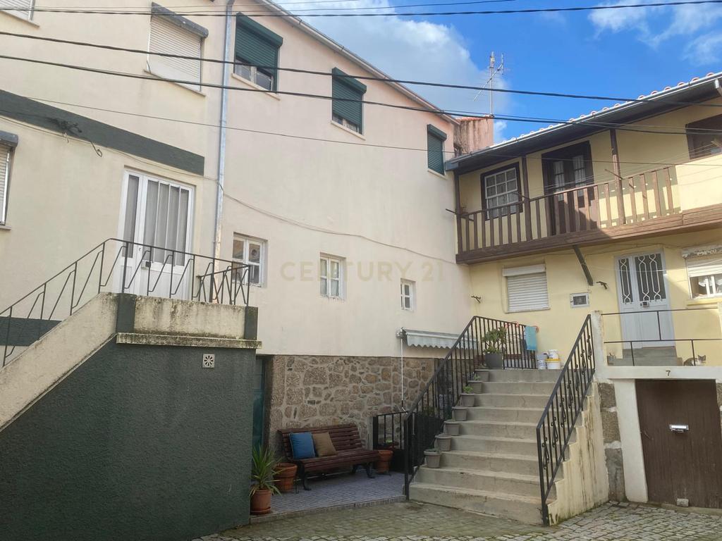Prédio Urbano com Três T2 - Image 2