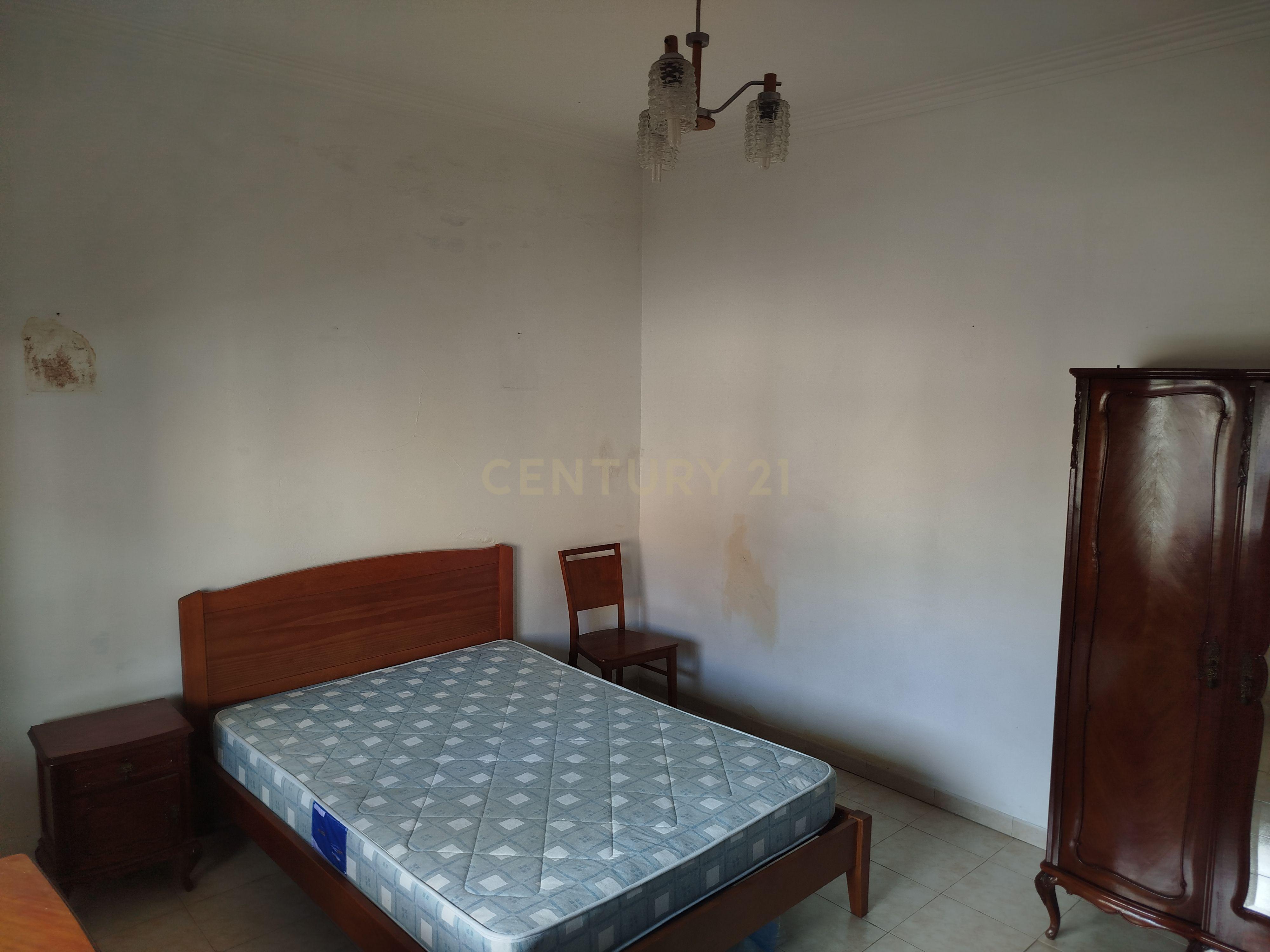 Fotografia 7 de Moradia independente de 2 pisos (2xT3) com garagem | São João da Talha | para remodelar