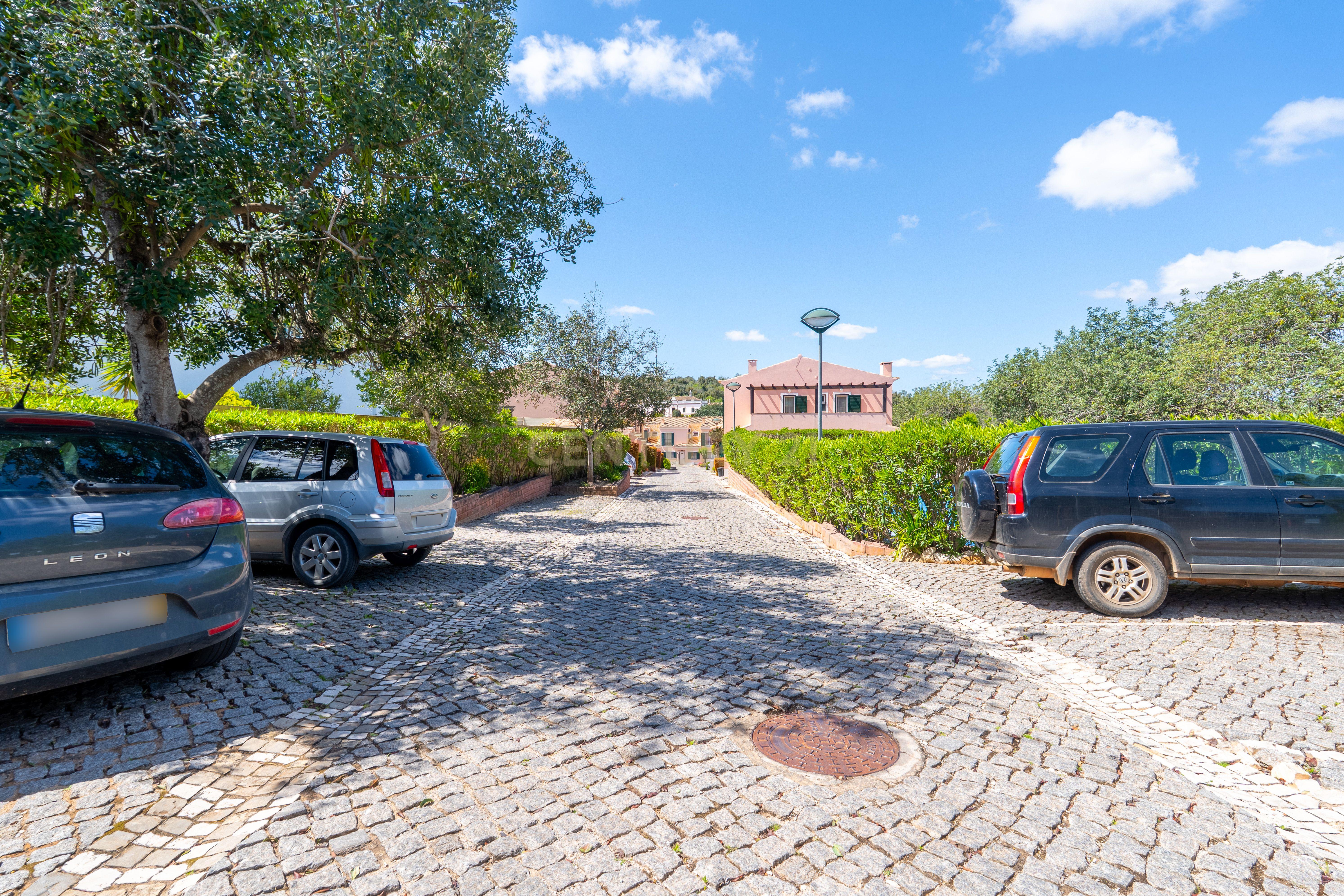 Moradia T3+3 com garagem privada e piscina comum em condomínio privado - Image 38