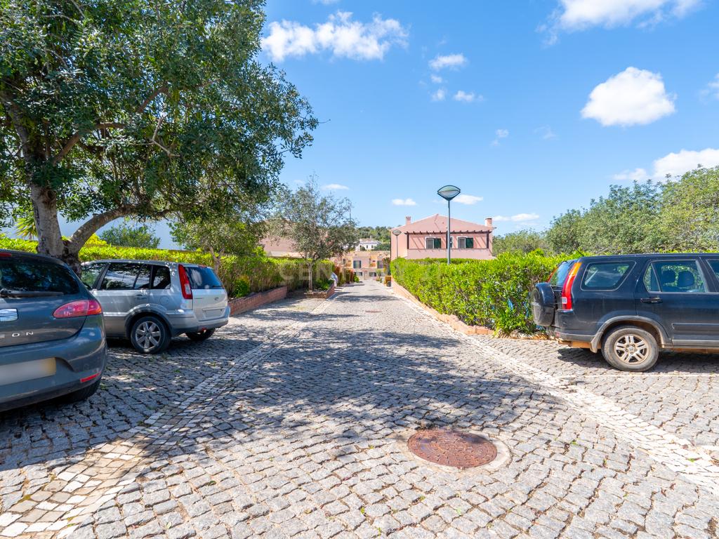 Moradia T3+1 com estacionamento e piscina comum em condomínio privado - Image 38