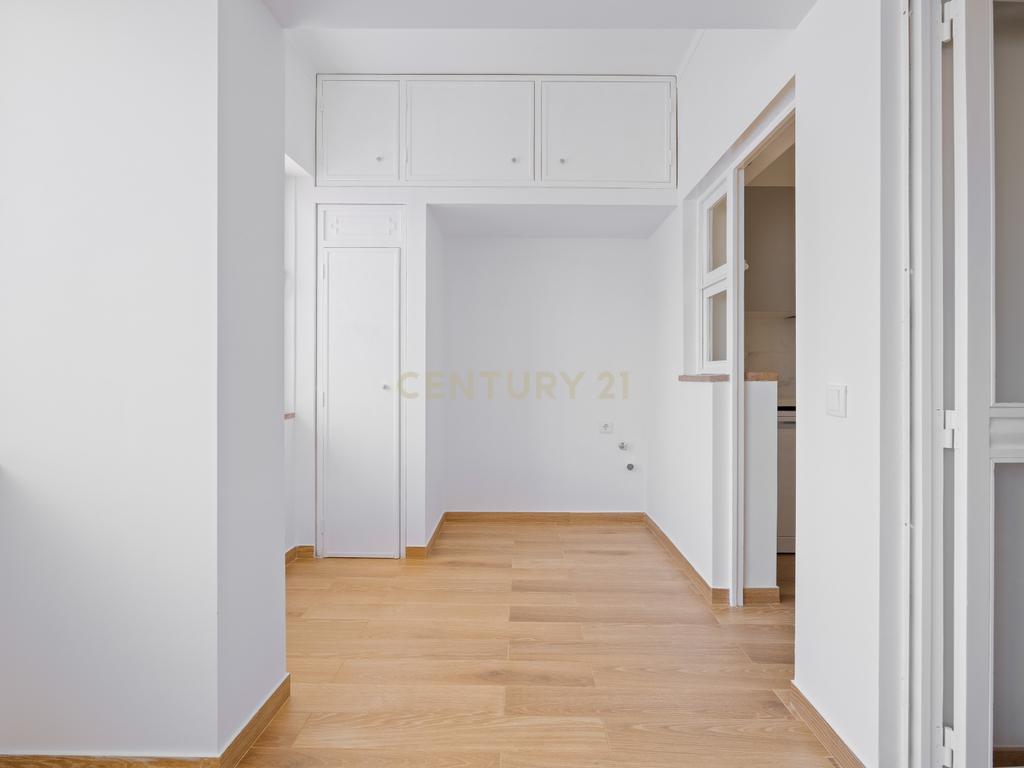 Apartamento T2 renovado em Portimão com varanda, 2 casas de banho e marquise espaçosa - Image 5