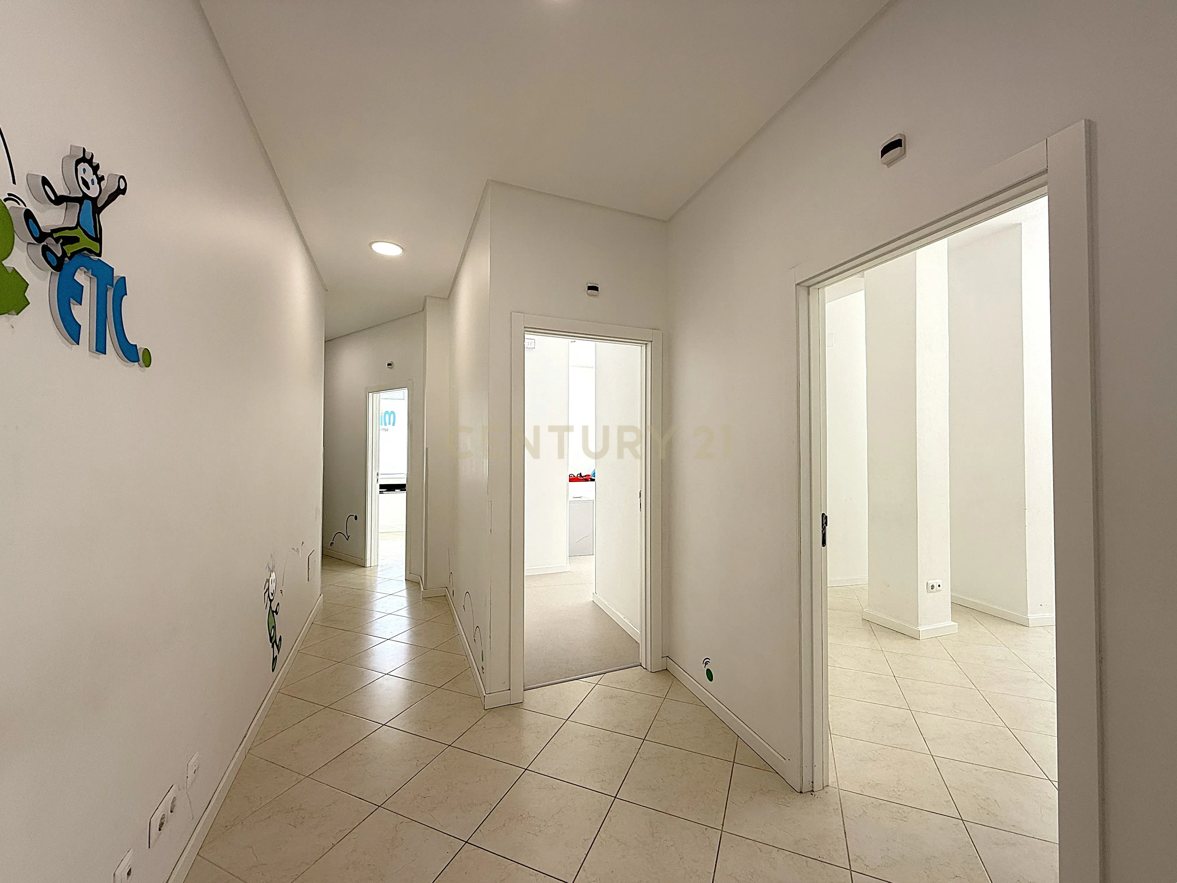 Fotografia 8 de Espaço comercial com montras panorâmicas - Penha, Faro