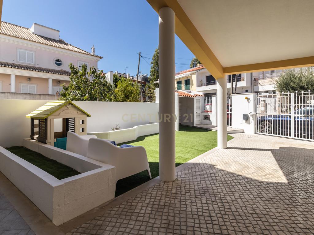 Moradia T3 com Piscina e Excelentes Áreas nos Foros de Amora - Image 3