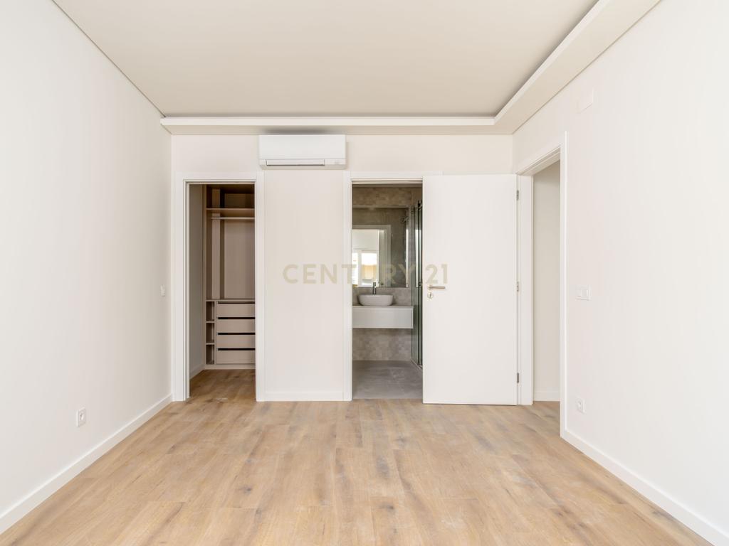 Exclusiva Penthouse T4 inserida num Empreendimento em Almada - Image 22