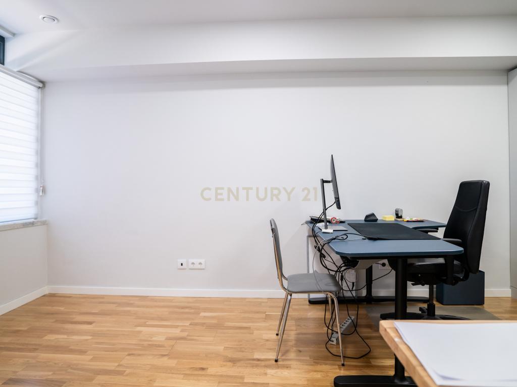 Escritório Mobilado para Arrendamento – Ramada, Odivelas | 92m² | 1.000€/mês - Image 1