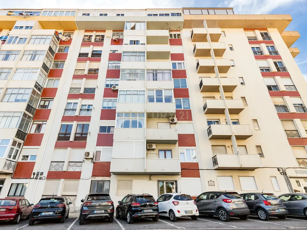 T2 Espaçoso com Varandas e Vista Mar – Quinta das Palmeiras, Oeiras - Image 14