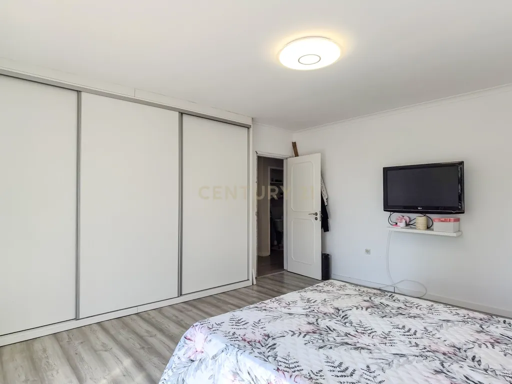 Apartamento T2, de 2 frentes, localizado em Rio Tinto, com Sótão e Garagem Box - Image 17