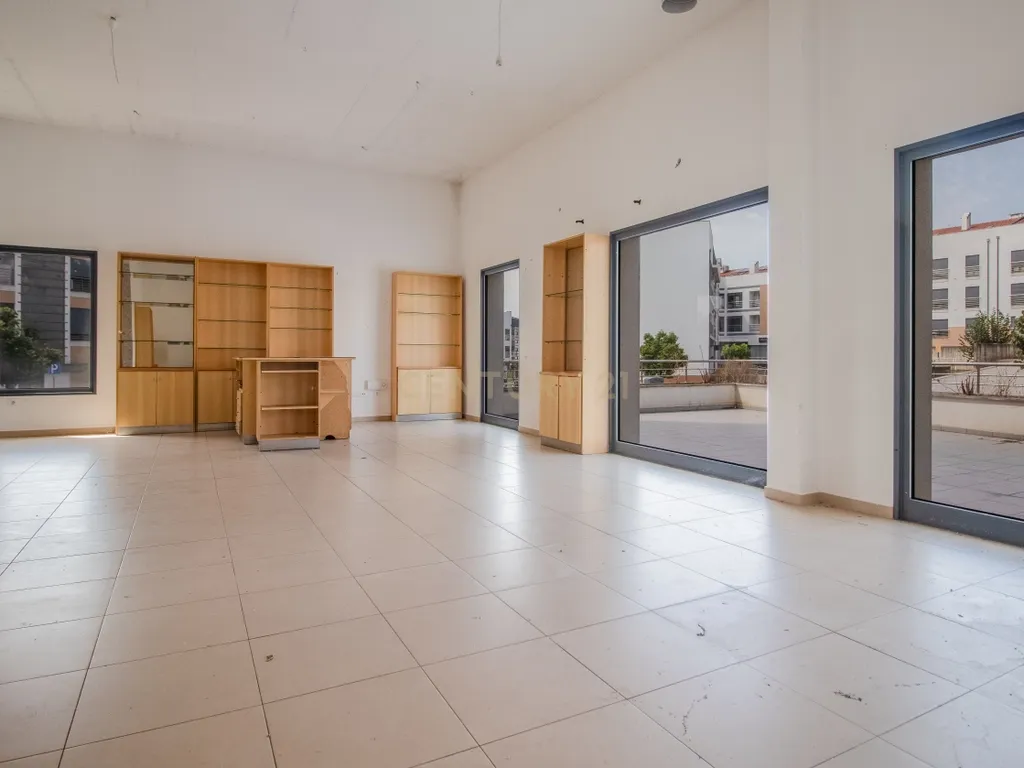 Loja passível de ser transformado em Apartamento T2 ou T3 com terraço privativo de Garagem - Image 19