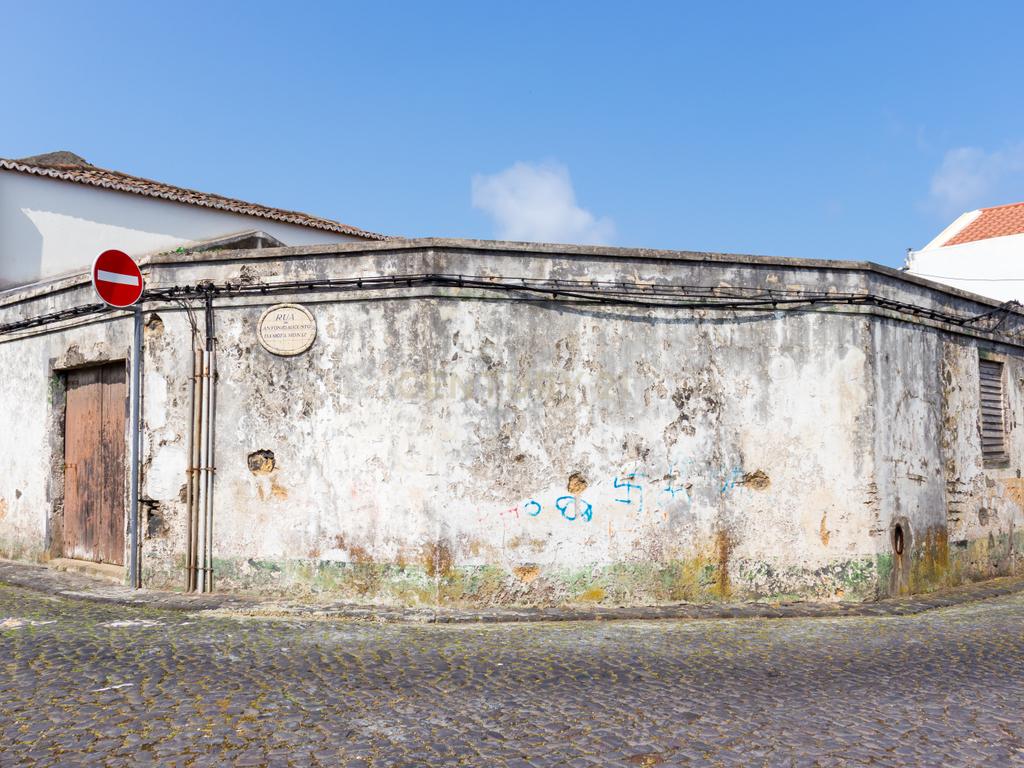 Oportunidade de Investimento - Ruína para Reabilitação no Centro da Ribeira Grande (Matriz) - Image 1