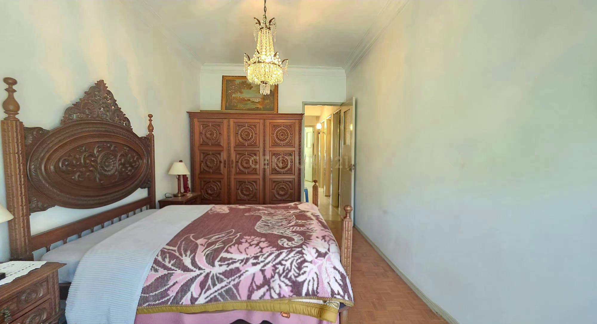 Fotografia 5 de Apartamento T2 com 90 m² e varanda, a 1 minuto das Portas de Benfica — Excelente potencial