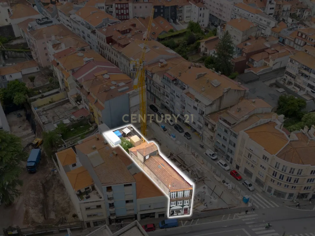 Prédio no centro do Porto com potencial construtivo. - Image 2