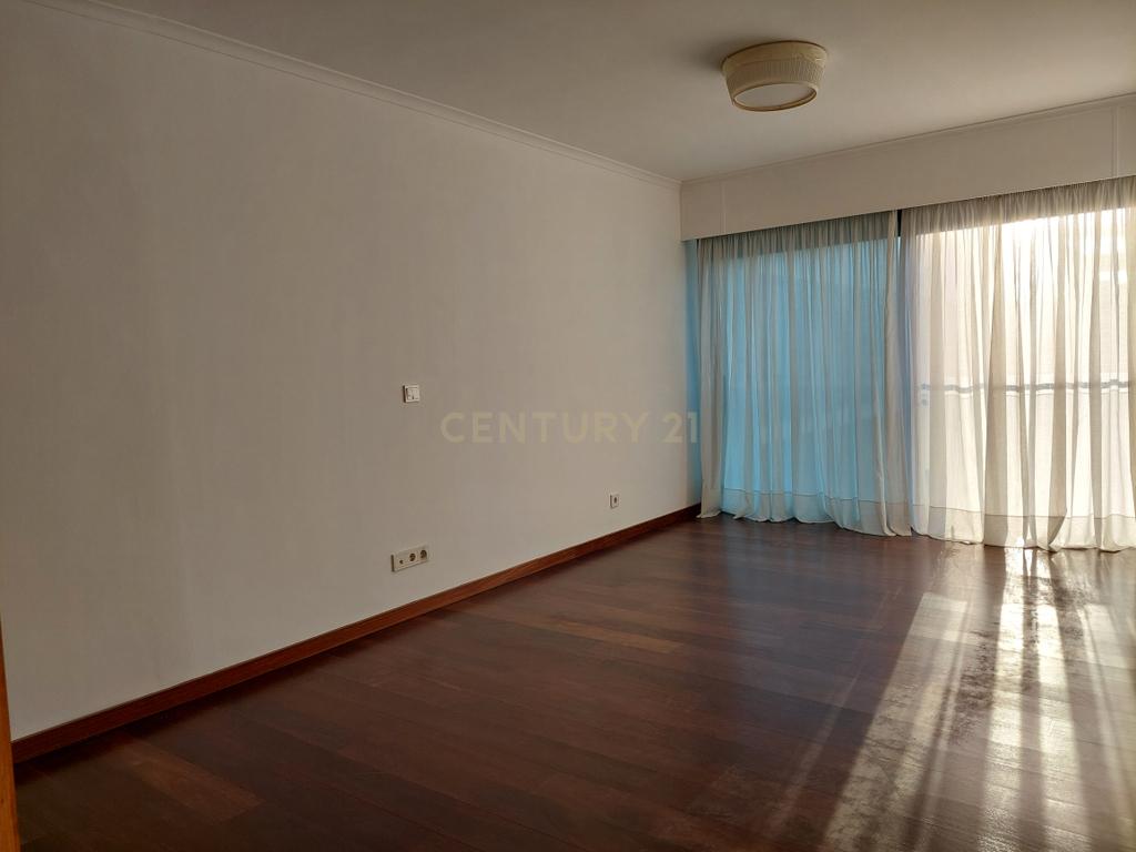 ARRENDADO - T2 Condomínio Alcântara Rio com 1 Parqueamento - Alcântara Rio - Image 11