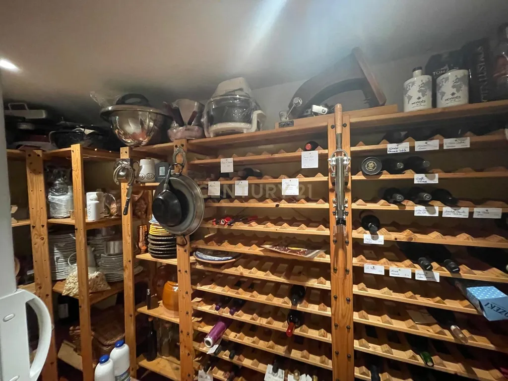 Luxuosa Moradia Renovada em Madrid com Vista para a Cidade - Image 48