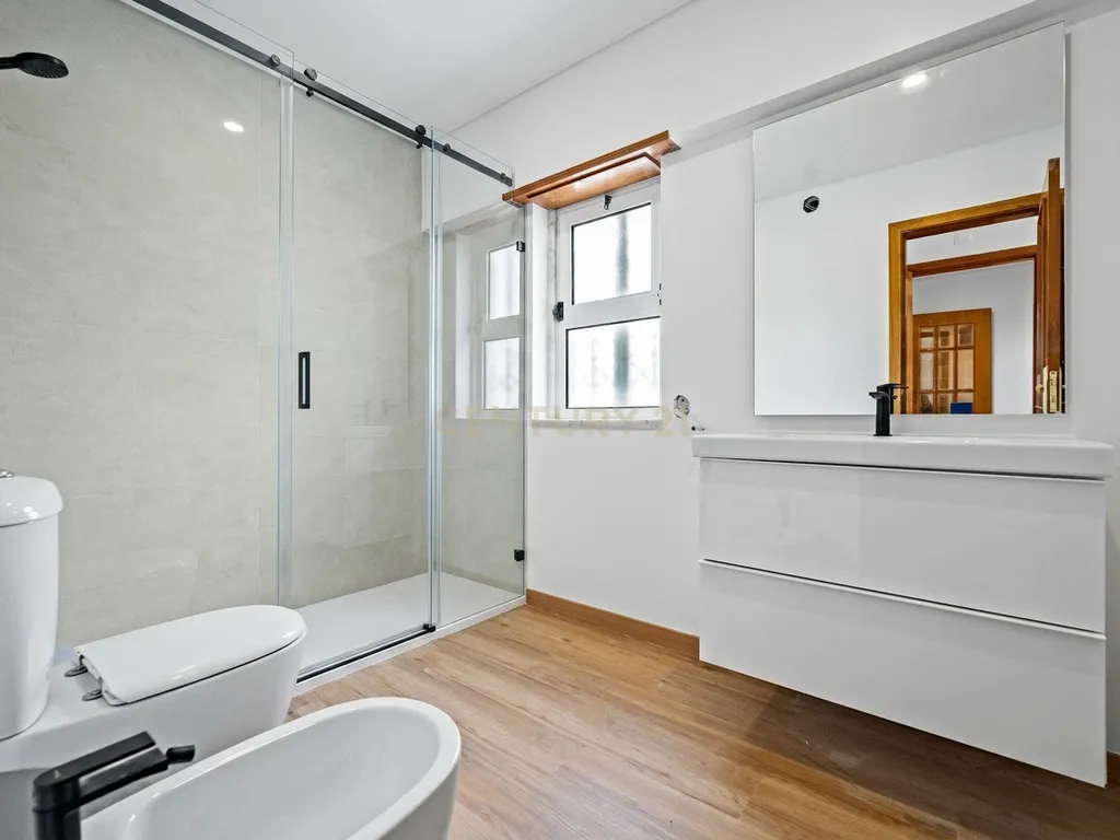 Apartamento T2 Renovado com Terraço de 48 m² e Box para 2 Carros em Carcavelos – a 8 minutos da praia - Image 13