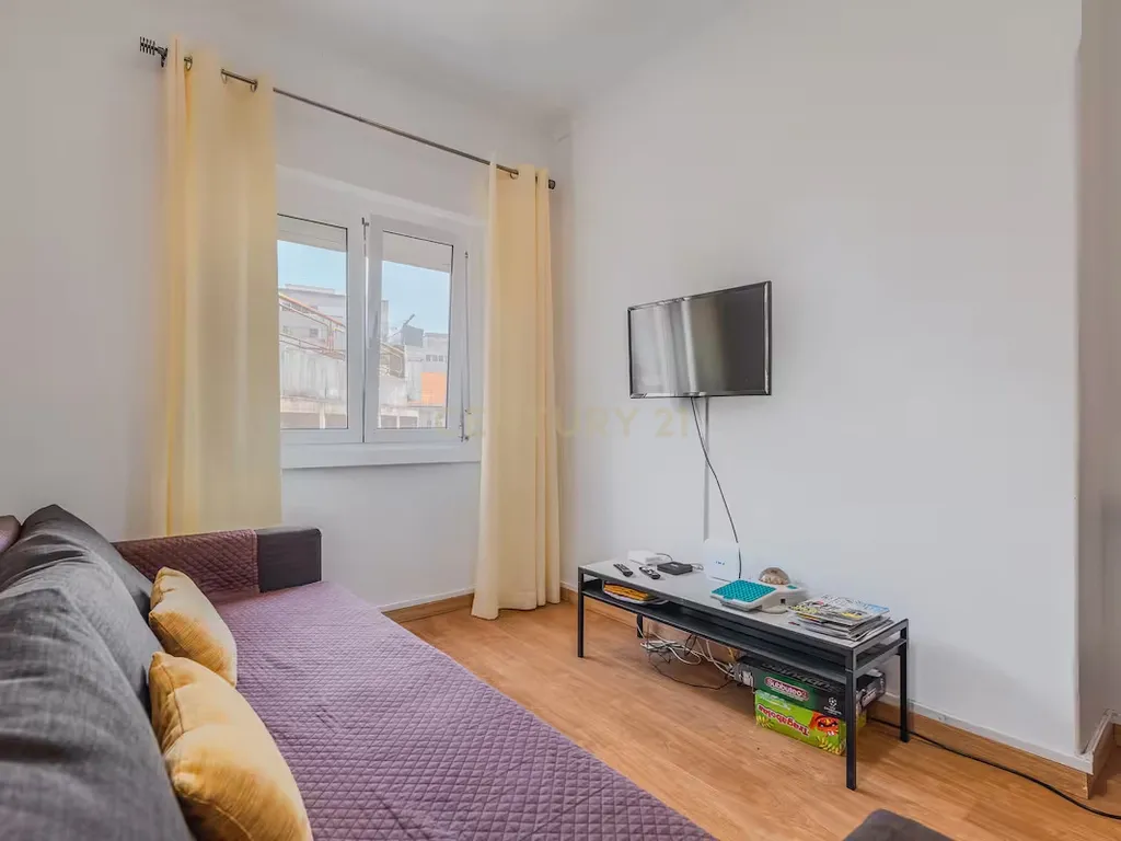 Apartamento T2 remodelado e mobilado no centro de Almada - Image 3