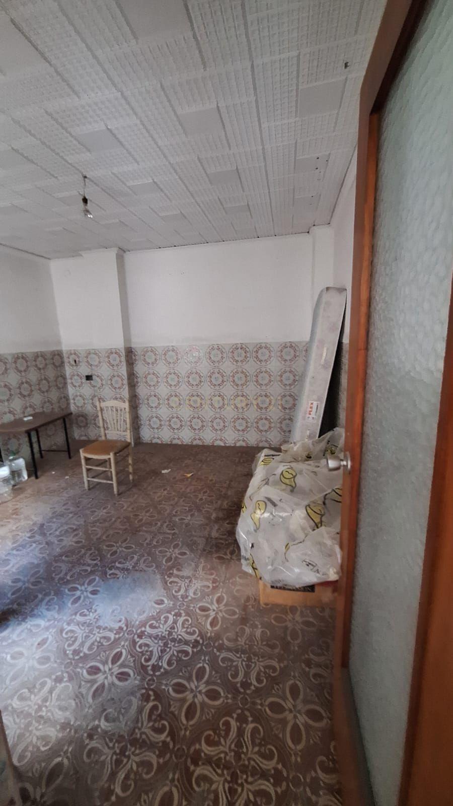 Moradia original para renovar em Benetússer – Localização privilegiada e sem risco de inundação! - Image 12