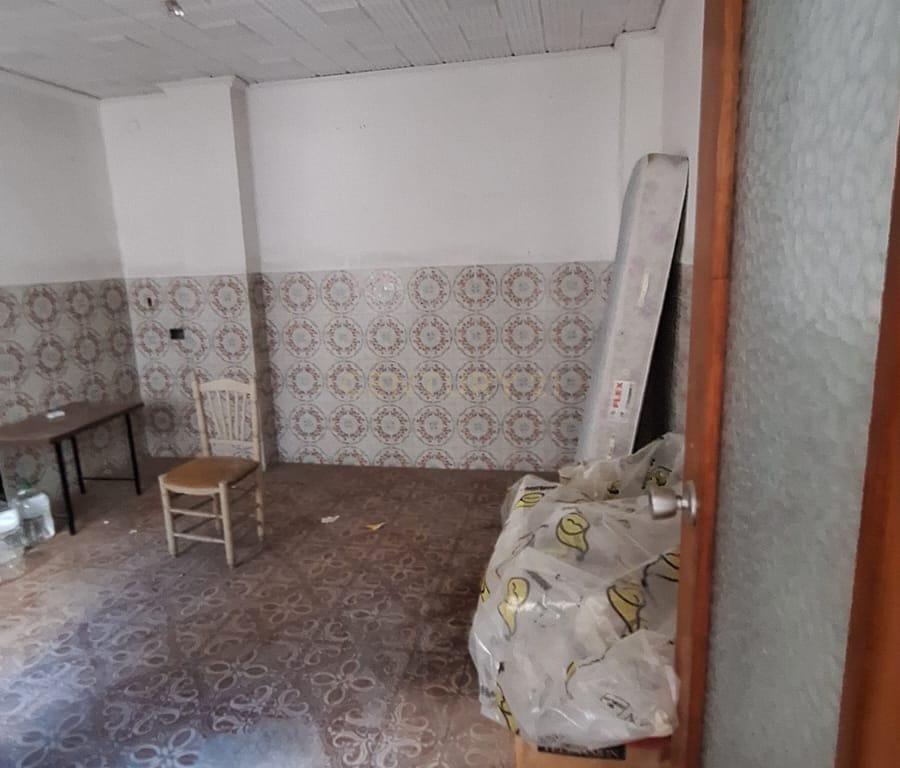 Moradia original para renovar em Benetússer – Localização privilegiada e sem risco de inundação! - Image 12