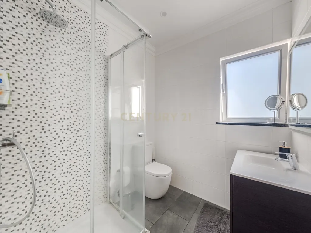 Moradia com Vista Mar em Vila de São Sebastião - Image 12