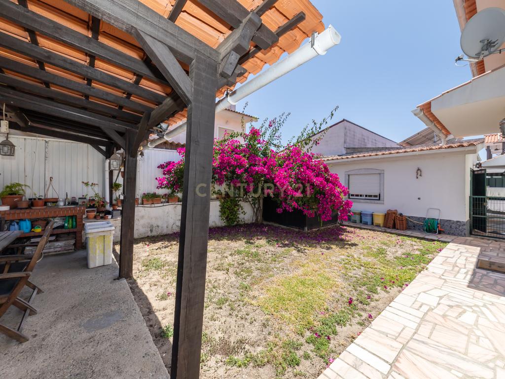 Moradia T5 no centro da Quinta do Conde – Espaço, Conforto e Localização Perfeita - Image 5