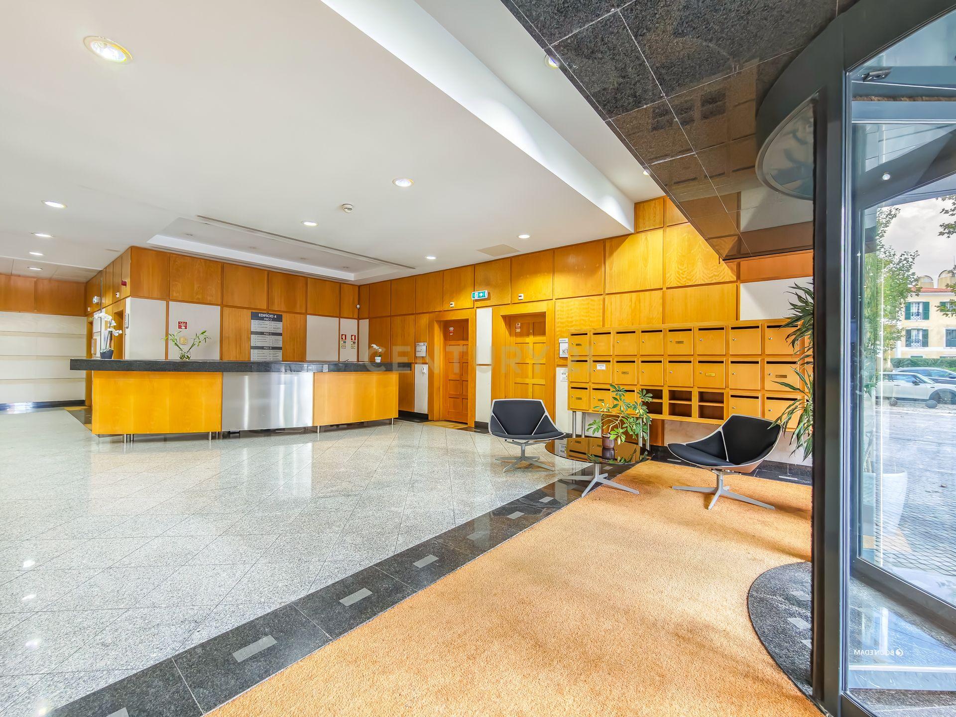 Fotografia 5 de Arrendamento de escritório com 2 salas de reuniões e sala comum | Arrecadação | 1 Parqueamento Beloura Office Park