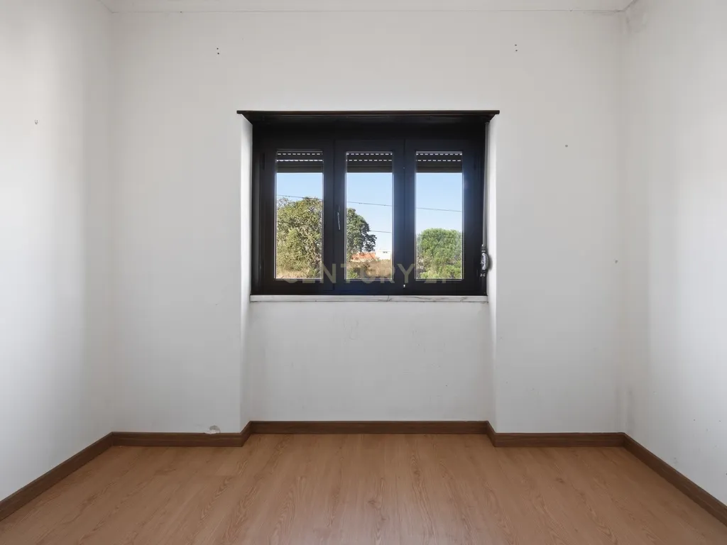 Moradia T7 de dois pisos com garagem, jardim e anexos | Terreno 894 m² na Paz em Mafra - Image 19