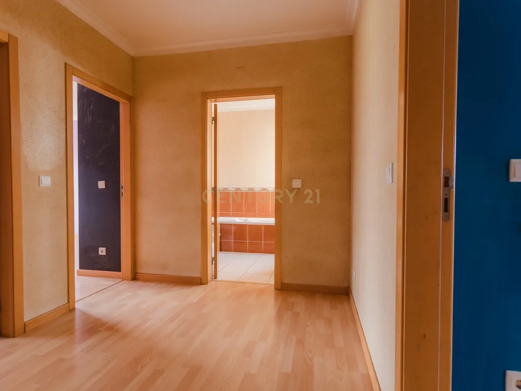 Apartamento T3 com áreas extraordinárias, garagem para 2 carros e perto da praia! - Image 27