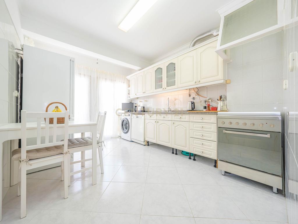Apartamento T2, com Parqueamento e Arrecadação, em Caneças - Image 5