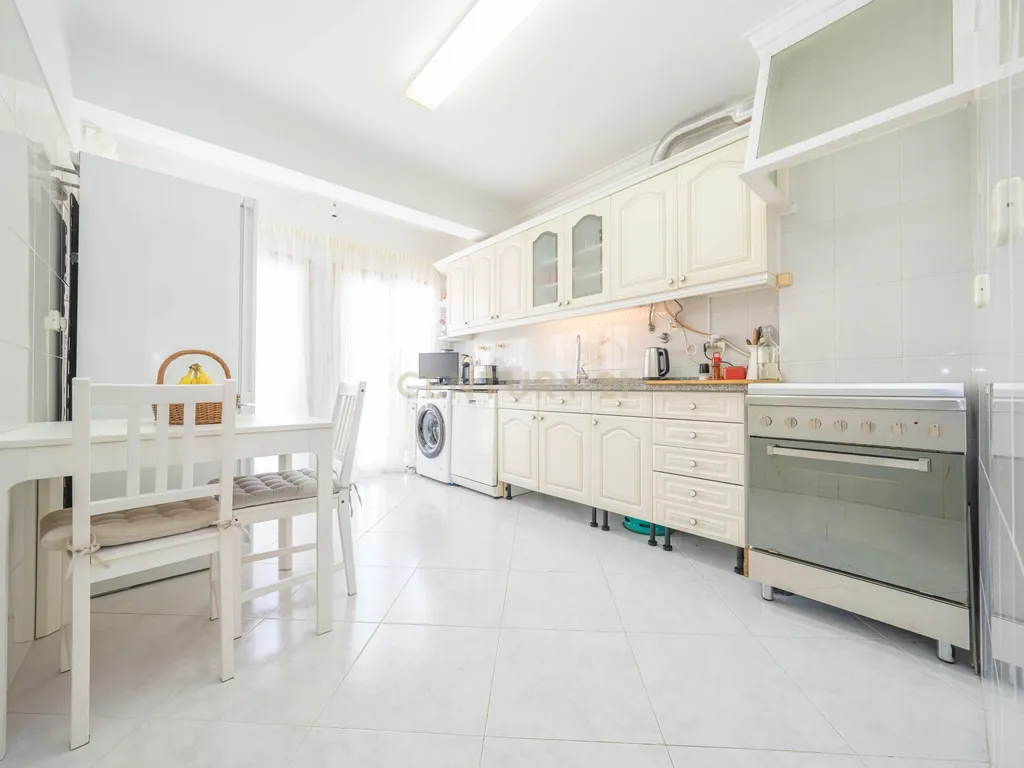 Apartamento T2, com Parqueamento e Arrecadação, em Caneças - Image 5