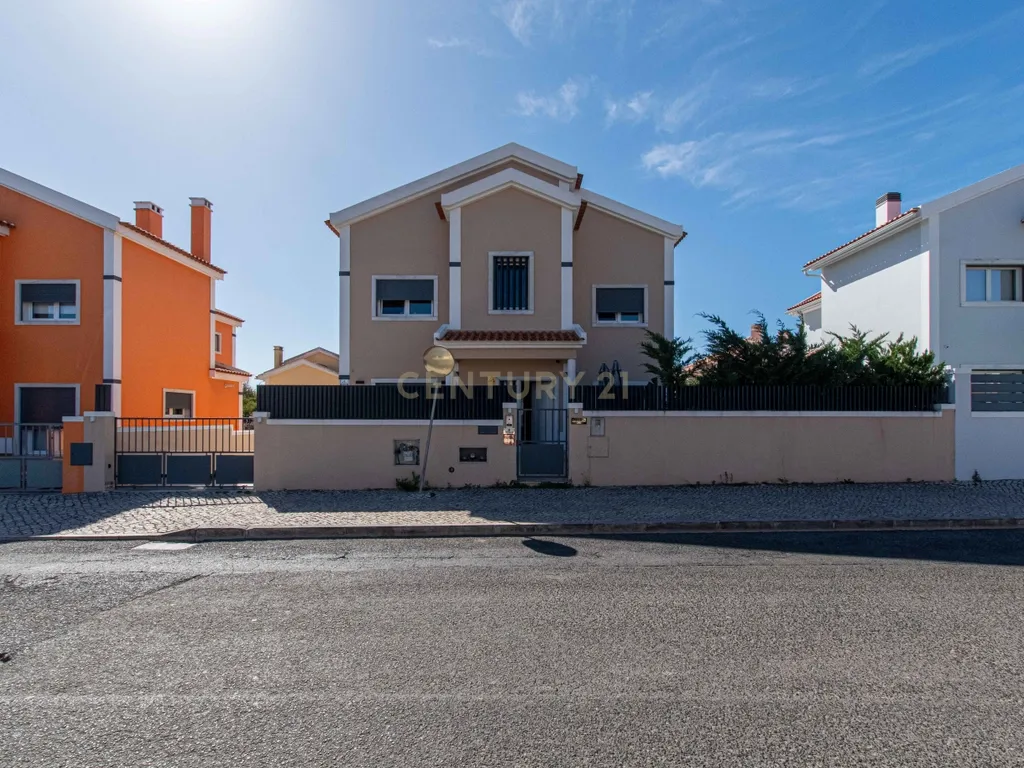 Moradia Independente T4+1 com Piscina, 321 m² de Construção e Garagem para 5 Viaturas | Albarraque, Rio de Mouro - Image 1