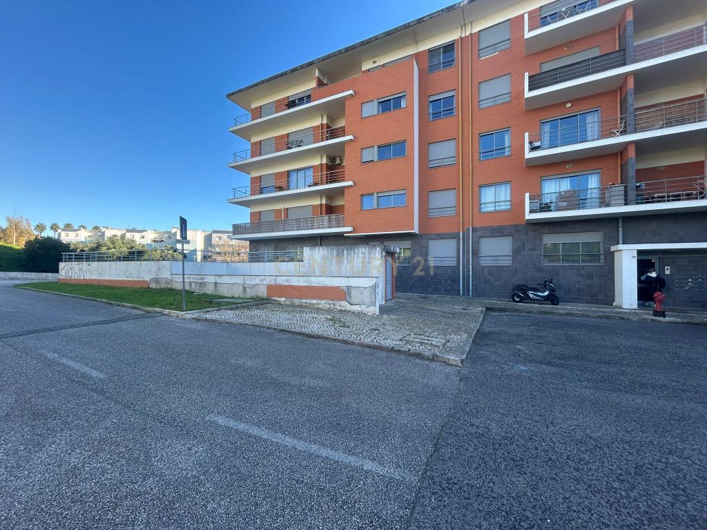 Excelente apartamento T3 - Com Parqueamento - MOBILADO - Image 1