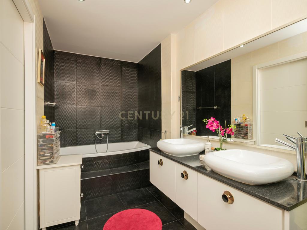 Moradia Exclusiva com Piscina e vista da Serra da Arrábida - Image 20