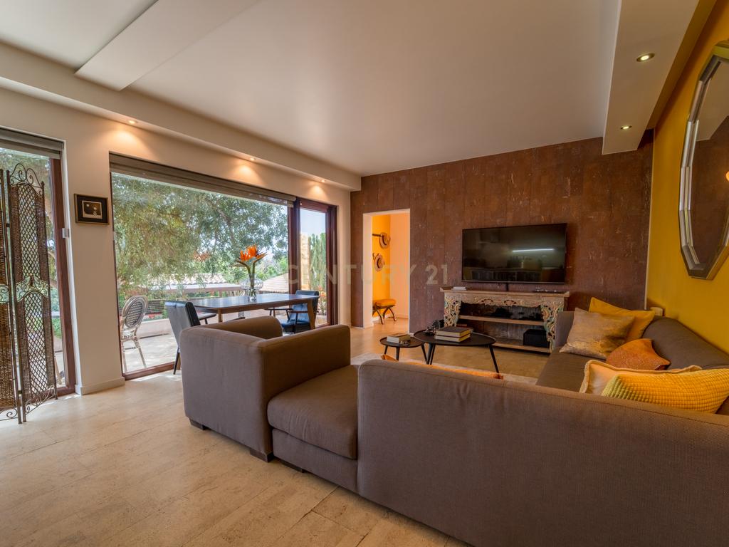 Propriedade com três habitações, piscina aquecida e sauna, num terreno de 10.000 m² - Image 48