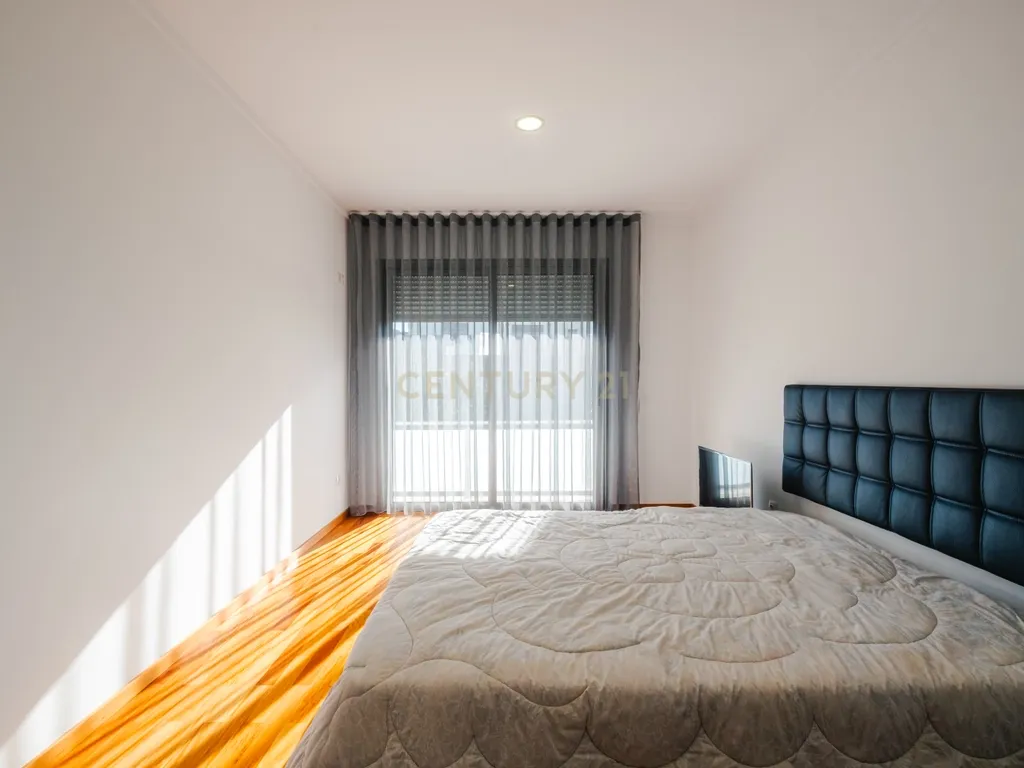 Moradia T4 com 255 m², Suíte Generosa, Jardim e Garagem para 3+ Viaturas | Astromil, Paredes - Image 31