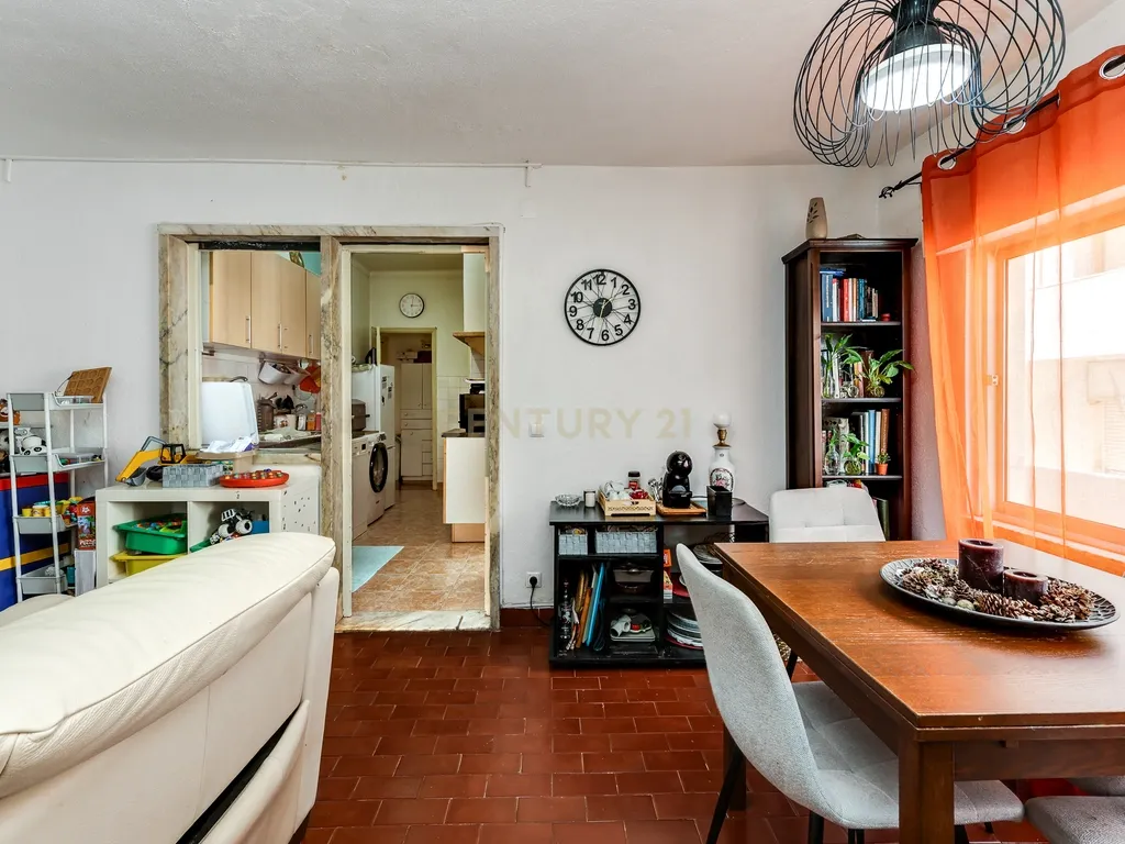 Moradia bifamiliar T4+1 em Pinheiro de Loures, com vistas desafogadas, jardim, pátio, varanda e terraço - Image 32