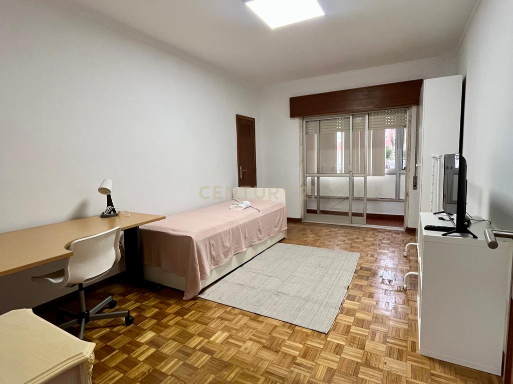 Quarto 1 para Estudantes ou Professores - junto a Urb. Vila Chã (Amadora) - Image 2