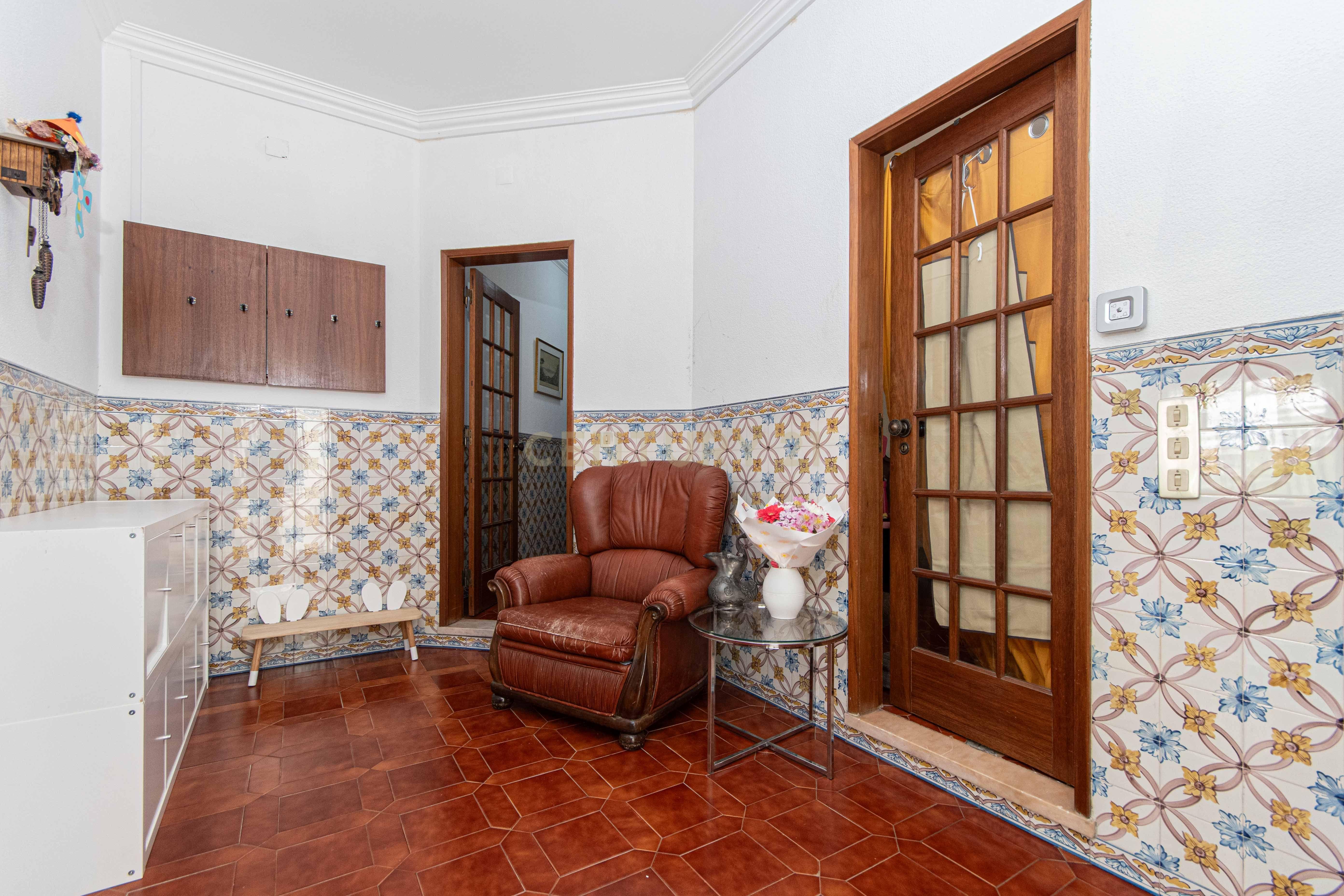 Moradia T6 no centro do Montijo com jardim e garagem - Image 19