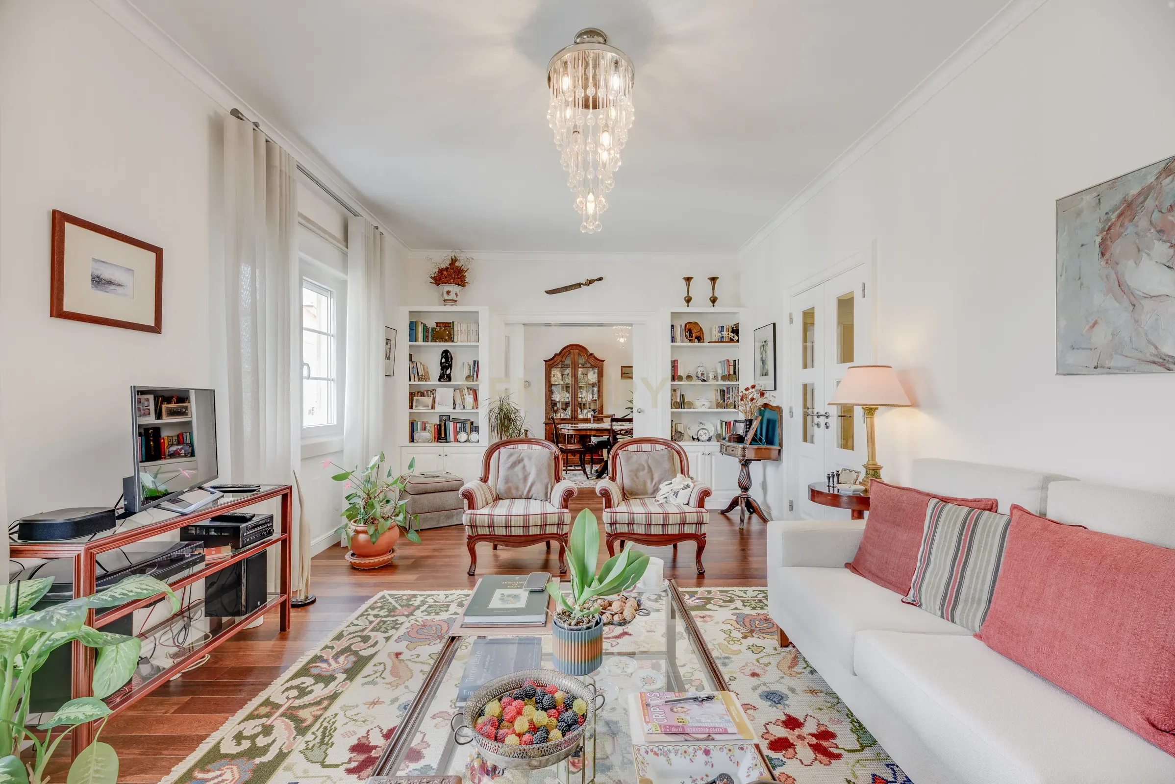 Apartamento T2+1 totalmente renovado – Modernidade, conforto e localização privilegiada - Image 1
