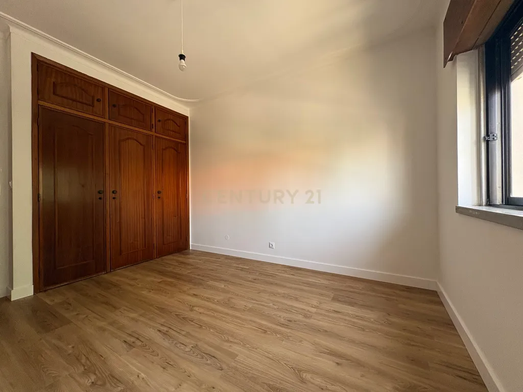 T2 remodelado com garagem em Cascais - Image 17