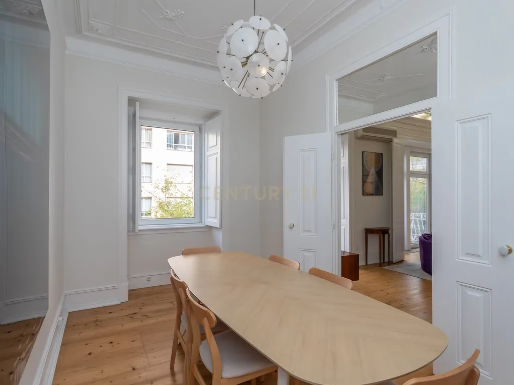 Apartamento Renovado e Mobilado na Av. João Crisóstomo, Lisboa - Image 5
