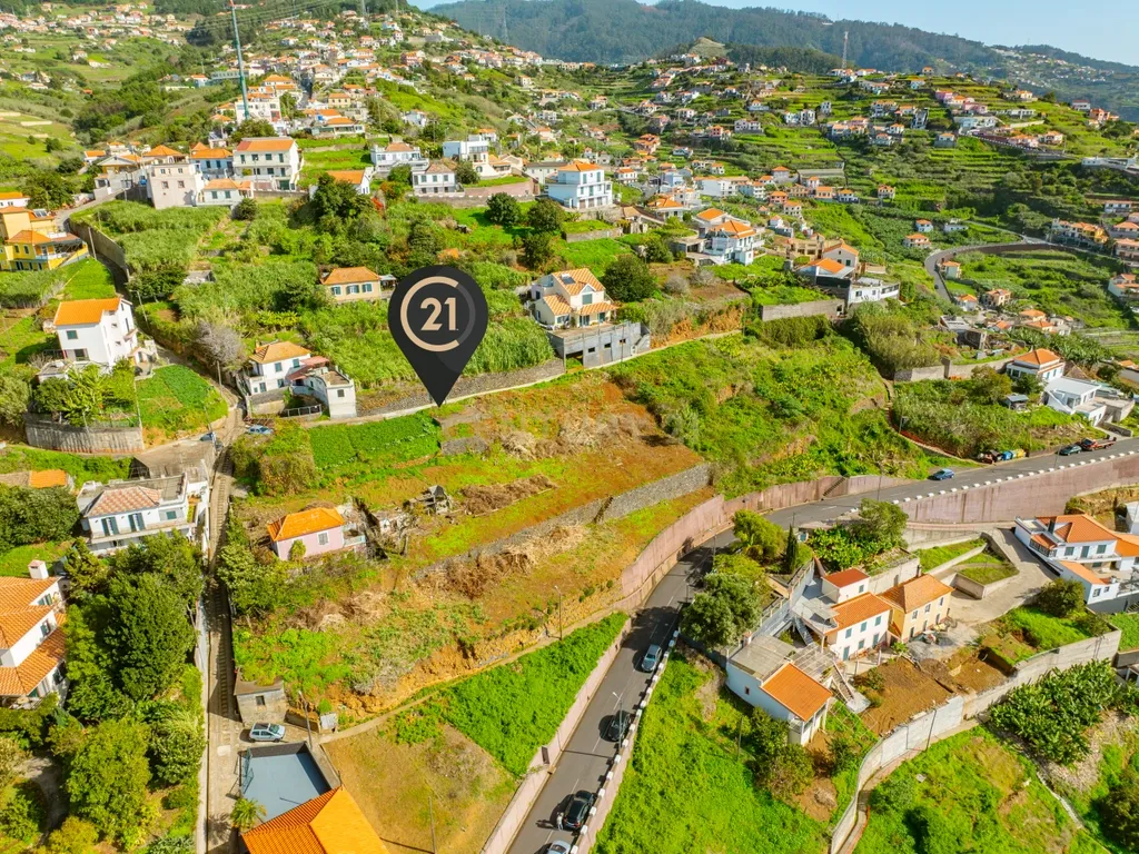 Terreno de Excelência | 3 Terrenos com Licença de Construção Emitida | Projeto para 5 Moradias de Prestígio | Vista Panorâmica para o Mar - Image 24