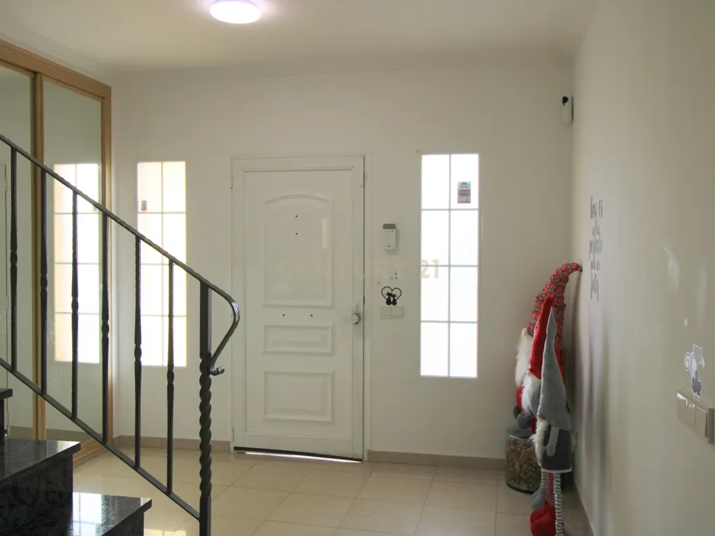 Luz, amplitude e privacidade a poucos minutos do mar — uma casa que faz a diferença - Image 21