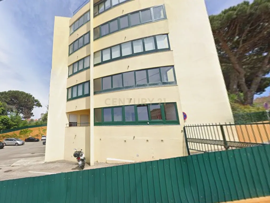 Apartamento T3 com vista p/ Serra Sintra e parqueamento em Rio de Mouro, Sintra - Image 23