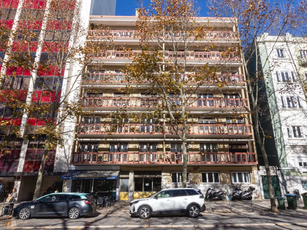 T3 TOTALMENTE RENOVADO COM VARANDA DE 21 m² NO CAMPO PEQUENO – LISBOA - Image 35