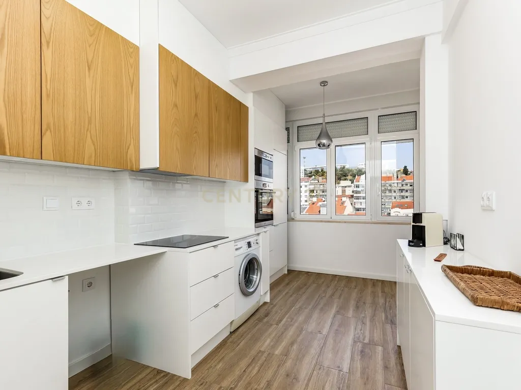 Apartamento T2 luminoso e totalmente remodelado - Rua Passos Manuel - Image 4